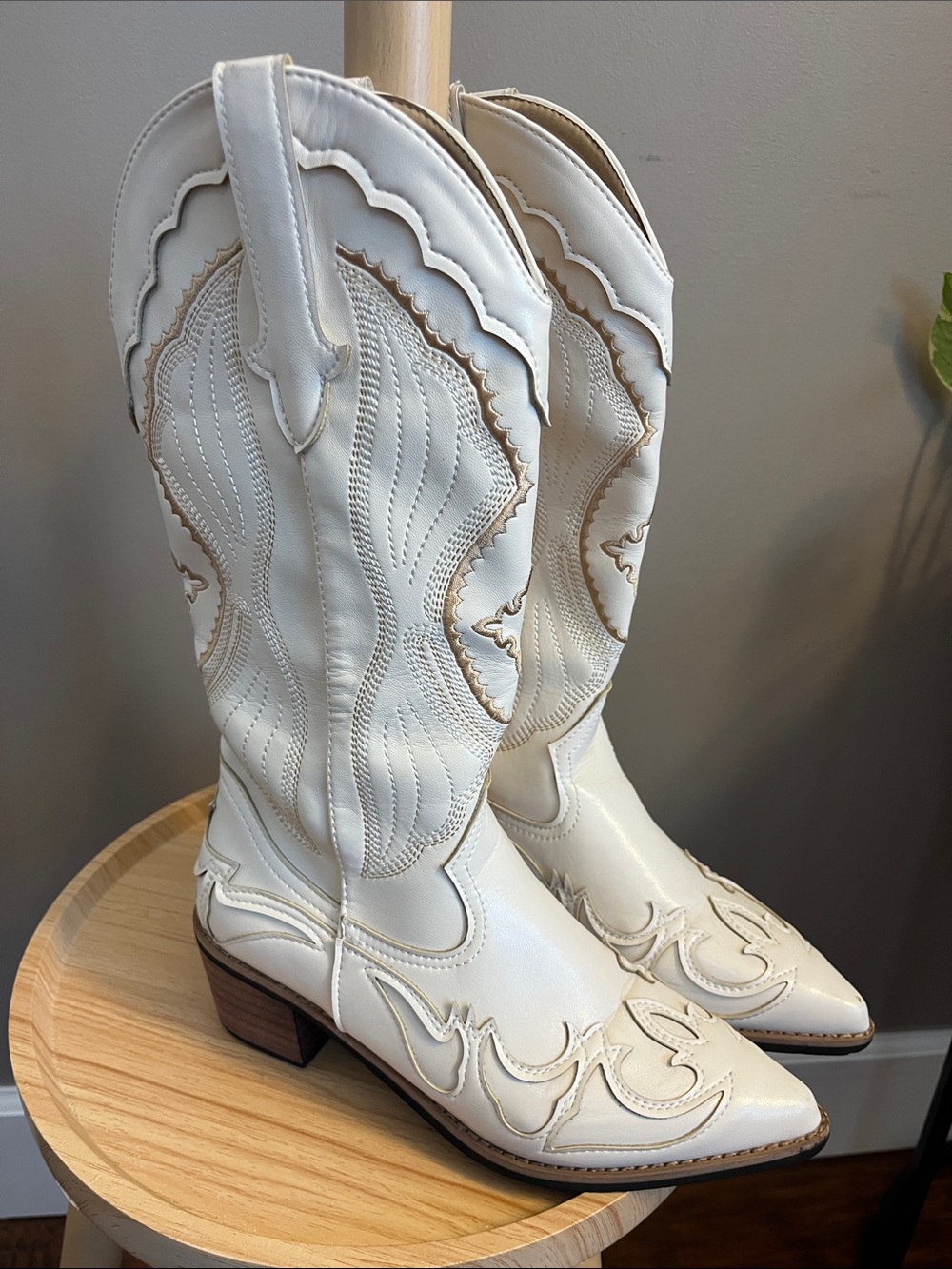 White Women's Western Cowboy Boots - Stylish Embroidered Pointed Toe